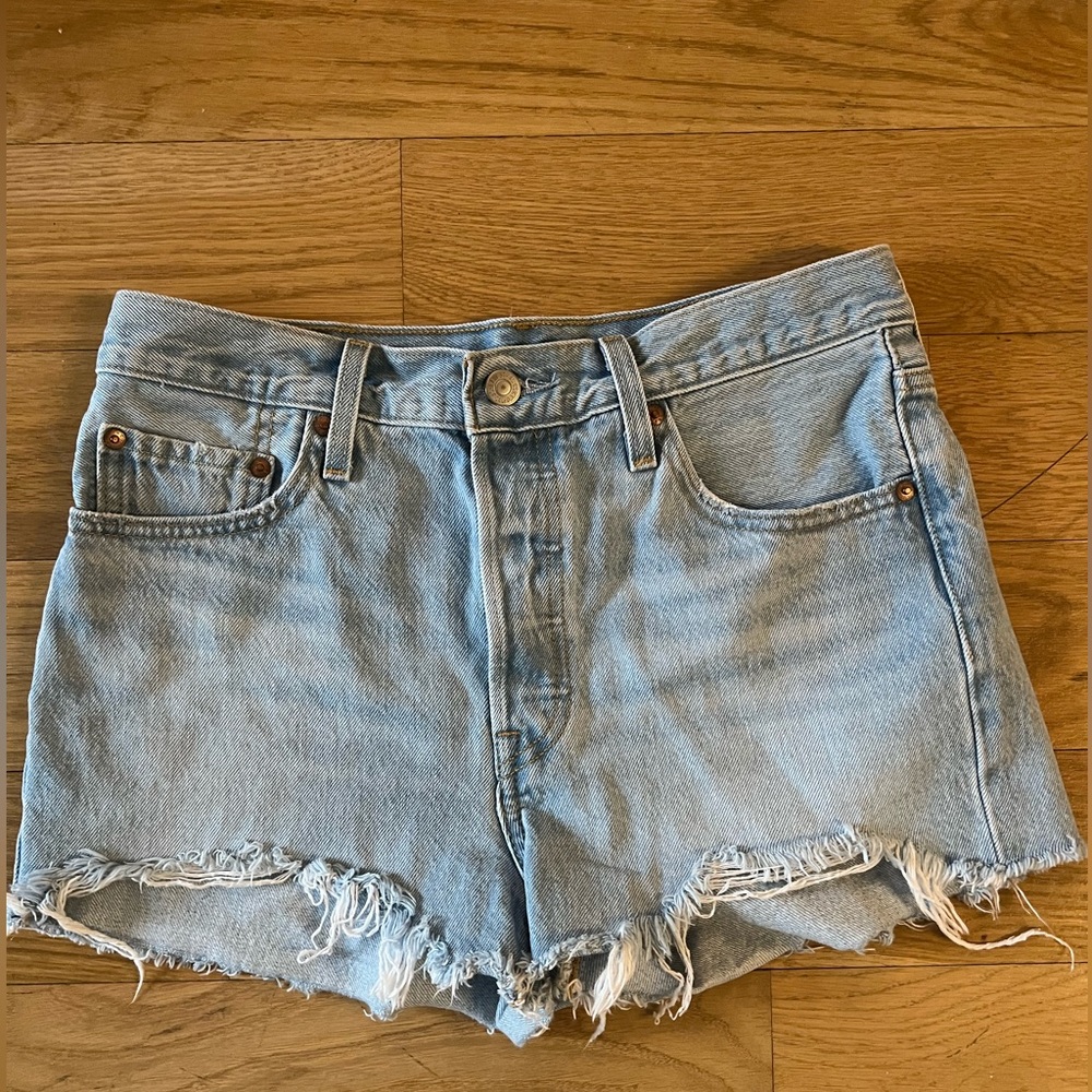 LEVIS 501 button up shorts!! Perfect for summer!
